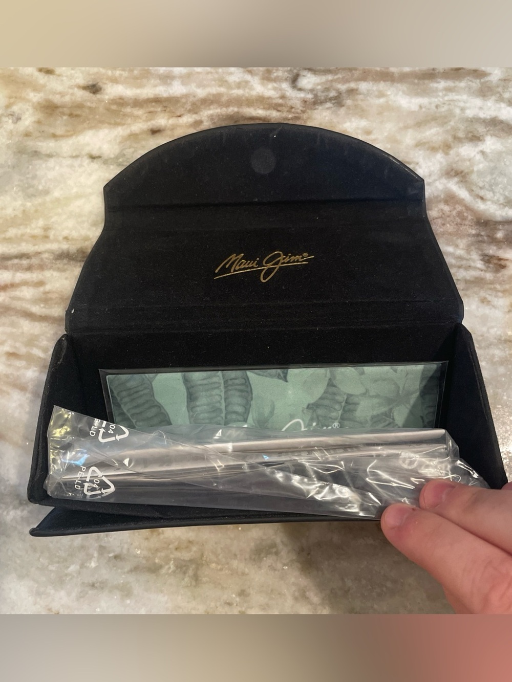 Maui Jim Triangle Sunglasses Case 3 Inch - Picture 4 of 5